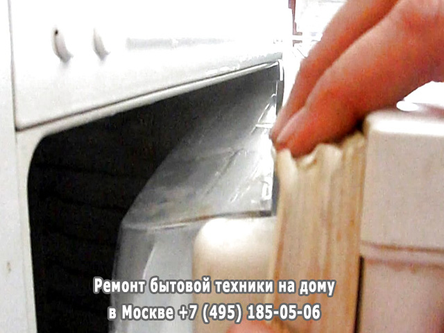 Сзади холодильника горячая решетка почему
