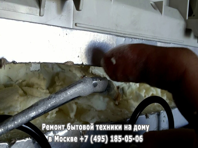 Греется стенка холодильника причины