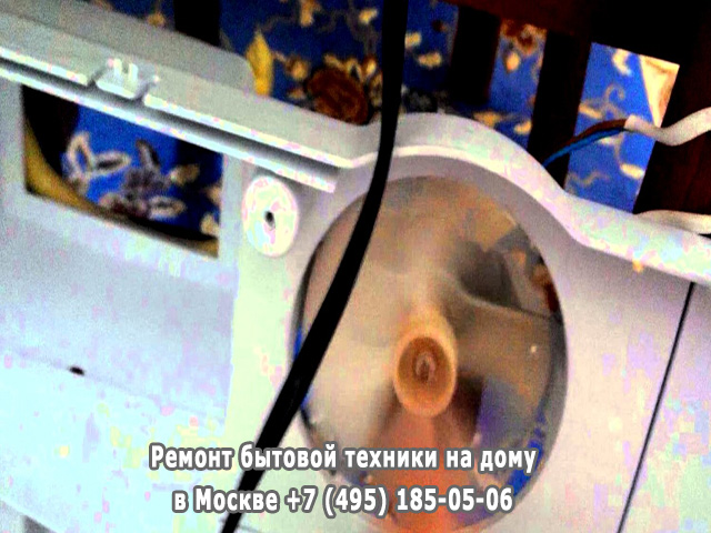 Почему запах в холодильнике